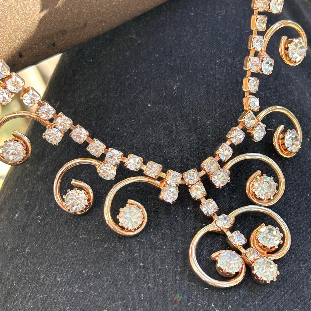 VINTAGE Sarah Coventry 60โs 70โs RARE
Crystal diamond gold drop necklace - Picture 9 of 17
